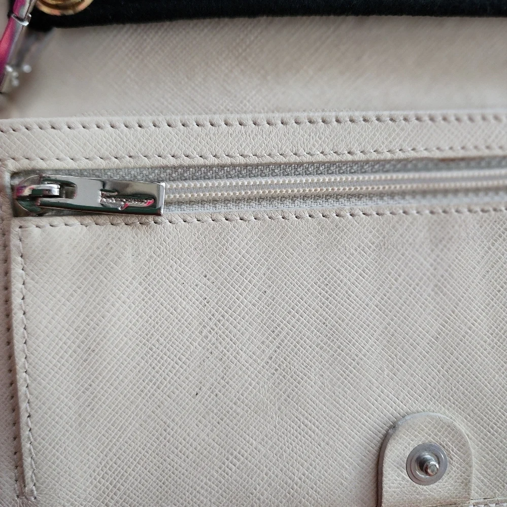 Vintage Salvatore Ferragamo Cream White Leather Wallet - Picture 4 of 10